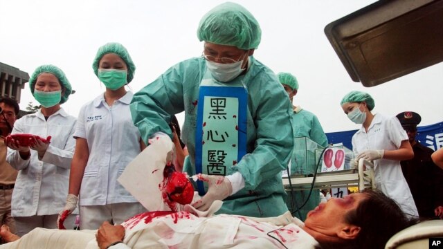 Thành viên Pháp Luân Công ở Đài Loan mô phỏng một vụ lấy nội tạng tại một trại lao động của Trung Quốc để phản đối việc này