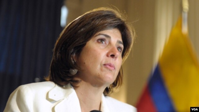 La canciller colombiana, María Ángela Holguín, informó que envió una nota de protesta al gobierno de Nicaragua por la presencia de un barco de ese país en aguas colombianas.