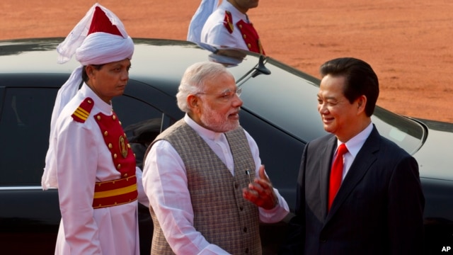 Thủ tướng Ấn Độ Narendra Modi và Thủ tướng Việt Nam Nguyễn Tấn Dũng phía trước Dinh rổng thống tại New Delhi, ngày 28/10/2014.