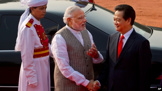 Thủ tướng Việt Nam Nguyễn Tấn Dũng được Thủ tướng Ấn Độ Narendra Modi đón tiếp tại Dinh Tổng thống Ấn Độ ở New Delhi, ngày 28/10/2014.