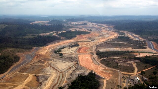 Construcción de una enorme hidroeléctrica en el amazonas brasilero. Miles de bosques arrasados con su fauna y flora. 
