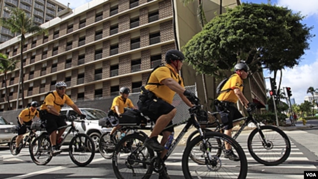 Policías patrullan las calles de Honolulu, ciudad sede de la cumbre.