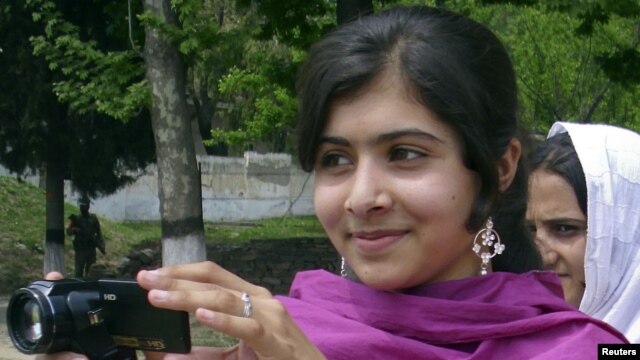 Nhà hoạt động trẻ 14 tuổi người Pakistan Malala Yousufzai hiện vẫn còn hôn mê
