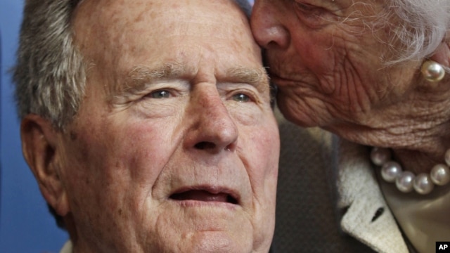 Cựu Tổng thống George H.W. Bush và cựu Đệ nhất Phu nhân Barbara Bush. (AP Photo/Charles Krupa, File)
