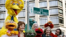 Personajes del programa Plaza Sésamo durante la dedicación de una calle con su nombre en Nueva York.