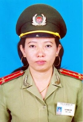 ນ. Ta Phong Tan ອະດີດສະມາຊິກພັກຄອມມີວນິສ ແລະຕໍາຫລວດຫວຽດນາມ ທີ່ຖືກຈັບໄປຂັງຍ້ອນຂຽນ​ຂໍ້ ຄວາມລົງໃນ​ internet ແລະແມ່ຜູ້ກ່ຽວເອົາໄຟຈຸດ​ເຜົາ ​ຕົວ​ເອງຕາຍ ເພື່ອເປັນການປະທ້ວງ.