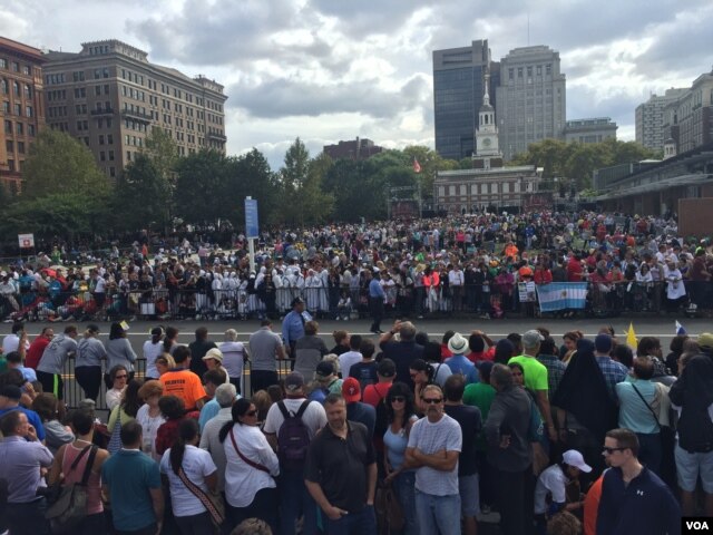 Crowds watch Pope Francis speak at Independence Hall, Philadelphia, Sept. 26, 2015. (D. Logreira/VOA)