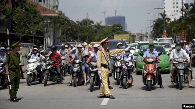 Vấn nạn cảnh sát giao thông và người dân đã và đang là một điều nhức nhối trong bao năm nay ở Việt Nam.