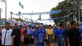 PM Malaysia Najib Razak (tengah) dan kandidat lainnya tiba di pusat nominasi pemilihan di Pekan, wilayah Pahang, Malaysia (20/4).