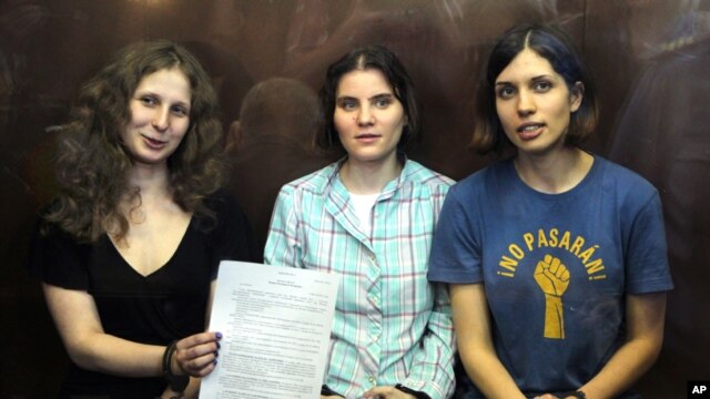 Thành viên của nhóm Pussy Riot (từ trái): Maria Alekhina, Yekaterina Samutsevich, và Nadezhda Tolokonnikova