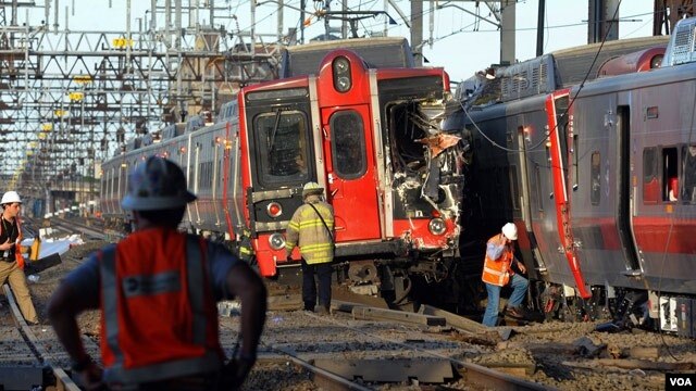 Boston va Nyu-York shaharlari orasida qatnaydigan ikki poyezd bir-biriga urilib ketgan. 70 dan ziyod odam jarohatlangan. O'lganlar yo'q. 