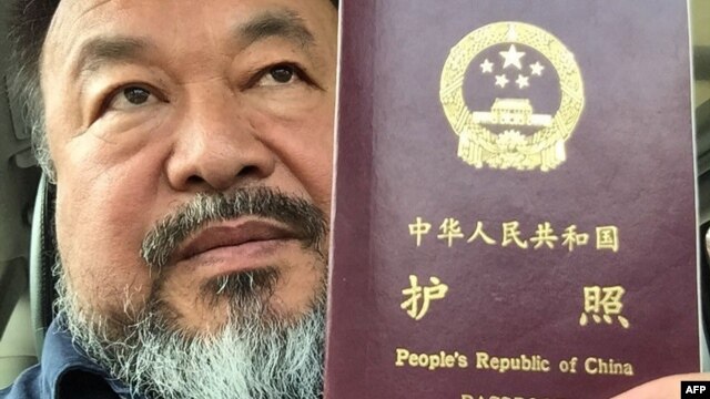 2015年7月22日中国艺术家著名异议人士艾未未在北京手持护照