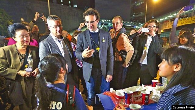 自由国际联盟成员探访金钟占领区（苹果日报图片）