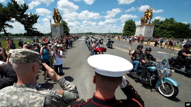 Binh sĩ Mỹ giơ tay chào khi đoàn xe môtô 'Rolling Thunder' đi ngang qua tại Washington, ngày 25/5/2014.