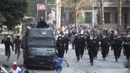 Manifestan ki tap pwoteste tonbe nan lese-frape ak lapolis tou prè Plas Tahrir la, nan vil Lekèr, mèkredi 28 novanm 2012 la. 