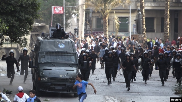 Manifestan ki tap pwoteste tonbe nan lese-frape ak lapolis tou prè Plas Tahrir la, nan vil Lekèr, mèkredi 28 novanm 2012 la. 