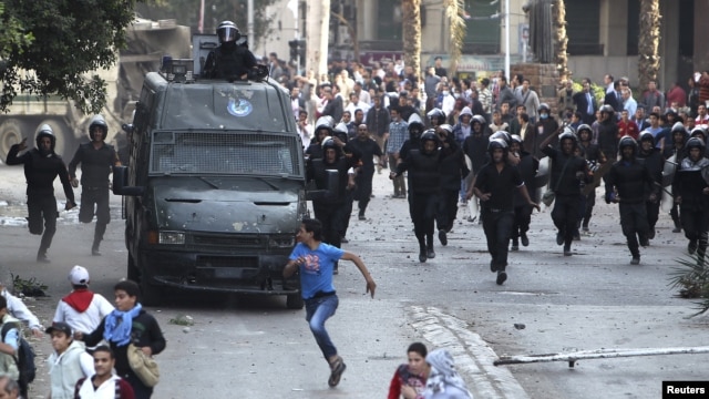 Người biểu tình bỏ chạy trong cuộc đụng độ với cảnh sát gần Quảng trường Tahrir ở Cairo, Ai Cập, ngày 28/11/2012.