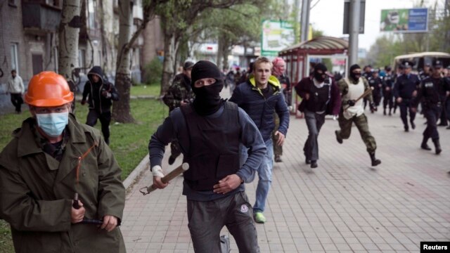Các phần tử ly khai thân Nga cầm gậy gộc chạy về phía người biểu tình ủng hộ Ukraine tại Donetsk, ngày 28/4/2014.