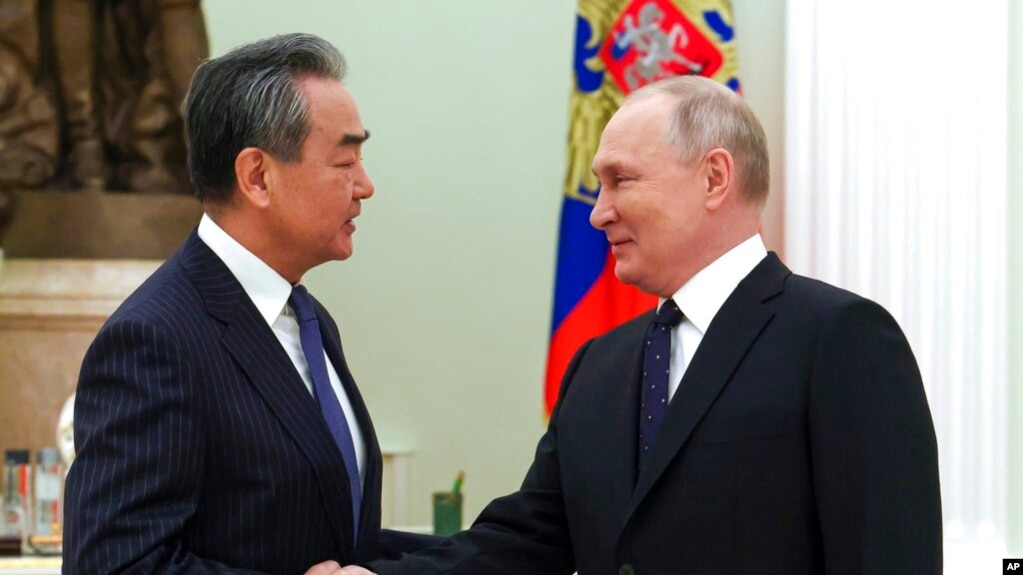 Rusiya prezidenti Vladimir Putin Çin Kommunist Partiyasının xarici siyasət rəhbəri Van İni qarşılayır