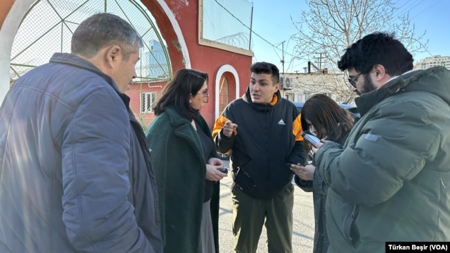 Bəxtiyar Hacıyevin vəkilləri, hüquq müdafiəçiləri Ədliyyə Nazirliyinin Penitensiar Xidmətinin müalicə müəssisəsinin qarşısında.