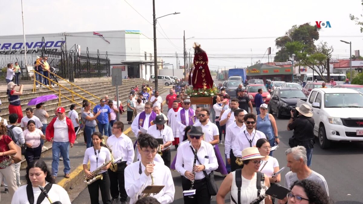 Sacerdotes nicaragüenses y feligreses celebran la Semana Santa en el exilio