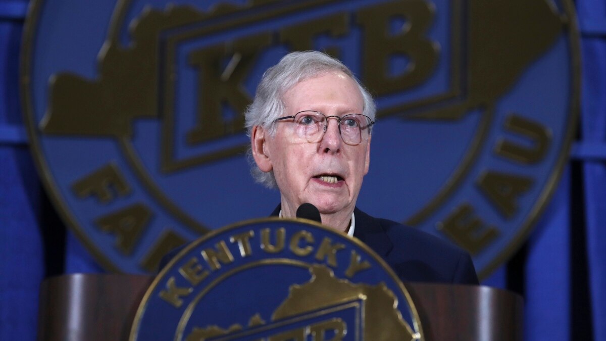 US Senate Republican Leader McConnell Briefly Freezes At Event