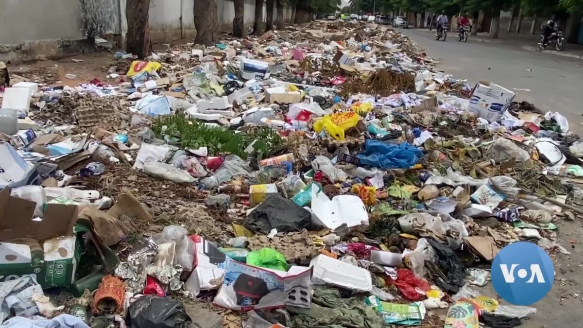 Lixo Toma Conta Das Principais Ruas Da Cidade De Nampula