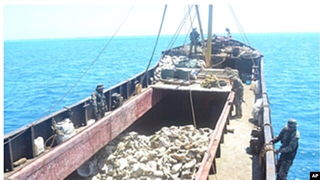 Một chiếc tàu đánh cá của Trung Quốc chở đầy các con hào đánh bắt được ở Biển Đông (hình do Hải quân Philippines cung cấp ngày 10/4/2012)