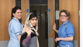 Malala Jusufzai maše novinarima prilikom otpuštanja iz bolnice u Birmingemu, u Britaniji