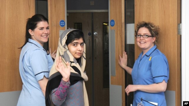 Malala Jusufzai maše novinarima prilikom otpuštanja iz bolnice u Birmingemu, u Britaniji