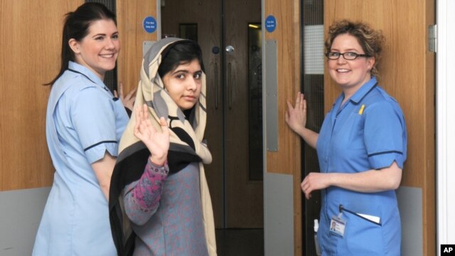 Malala Yousafzai (giữa) chào từ giả khi rời bệnh viện Queen Elizabeth ở Anh, 4/1/13