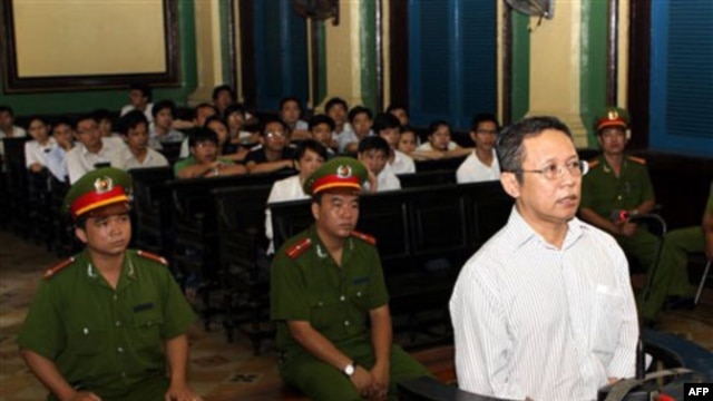 Tại phiên sơ thẩm ngày 10/8, tòa phán quyết rằng 33 bài viết của ông Hoàng phổ biến trên mạng là bôi nhọ hình ảnh của đất nước.