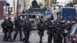 4月19日，全副武装的警察在波士顿的沃特敦巡逻