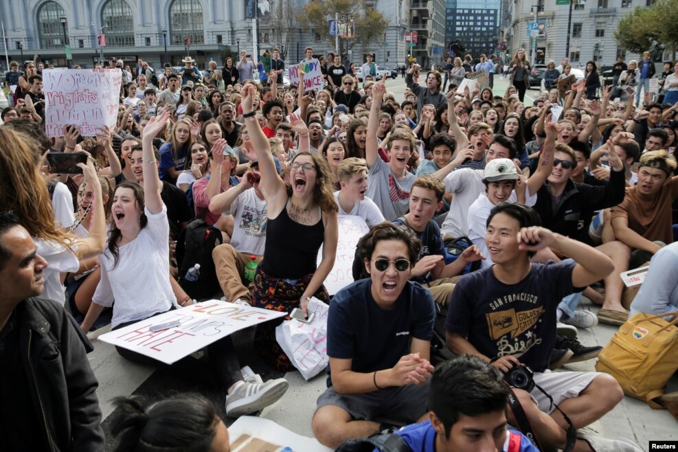 旧金山的市政厅前面，学生们静坐，反对川普当选总统，有的标语是&ldquo;爱战胜恨&rdquo;（2016年11月10日）