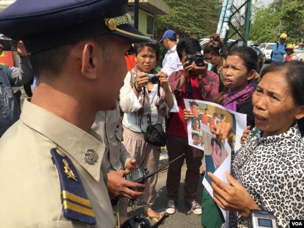 អ្នក​ស្រី ​សំ​ សំណាង​ វ័យ​ ៥៤ឆ្នាំ​ ម្តាយ​របស់​លោក​ ទ្រី សុវិគា​ សុំ​មន្ត្រី​ប៉ូលីស​បើកផ្លូវ​ឲ្យ​អ្នកស្រី​និង​អ្នក​តវ៉ា​ផ្សេង​ទៀត​ ទៅ​ជួប​លោក​នាយករដ្ឋមន្ត្រី​ ហ៊ុន​ សែន​ នៅ​ព្រឹក​ថ្ងៃ​ព្រហស្បតិ៍​ ទី​៣១​ ខែ​មីនា​ ឆ្នាំ​ ២០១៦។​ (ហ៊ុល​ រស្មី/VOA)