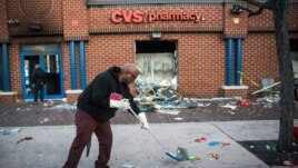 Bạo động bùng ra tại nhiều nơi trong thành phố Baltimore sau đám tang của thanh niên Freddie Gray, khiến nhiều cơ sở kinh doanh và xe cộ bị đốt cháy, nhân viên cảnh sát bị thương và hơn 200 người bị bắt.
