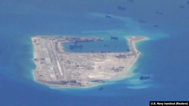 Tàu nạo vét của Trung Quốc trong vùng biển quanh bãi đá Chữ Thập, thuộc quần đảo Trường Sa ở Biển Đông.