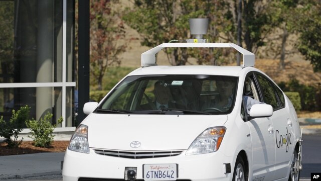 El gobernador de California, Jerry Brown hizo un recorrido al interior de uno de los autos inteligentes en la sede de Google.
