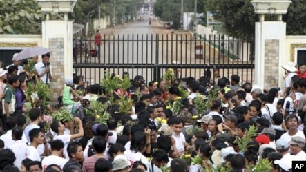 အင္းစိန္အက်ဥ္းေထာင္ေရွ႕ျမင္ကြင္း။ 