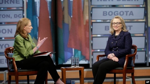 Državna sekretarka Hilari Klinton sa Li Sejls iz Australijske radio-televizije za vreme globalnog intervjua u vašingtonskom muzeju novinarstva -"Njuziumu".