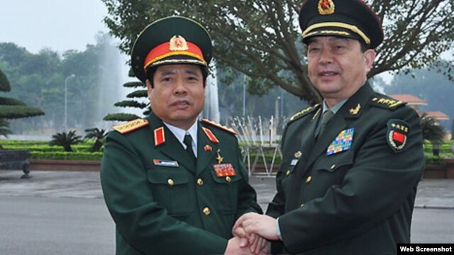 Bộ trưởng Quốc phòng Việt Nam Phùng Quang Thanh, trái, tiếp người đồng cấp Trung Quốc Thường Vạn Toàn. (Ảnh: TTXVN chụp từ trang vnExpress)