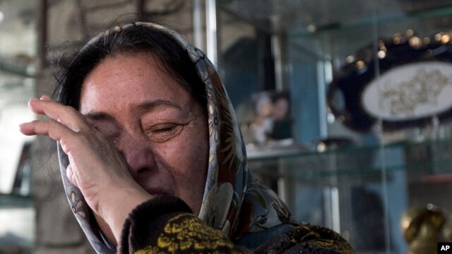 Mẹ của ông Ilham Tohti bật khóc khi nói về con trai.