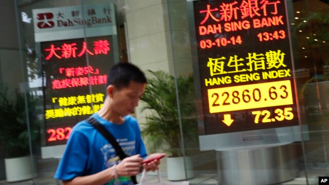 Một bản điện tử cho thấy chỉ số Hàng Sinh của Hong Kong hạ 72 điểm, 3/10/14. Chứng khoán Hong Kong hạ giá trong khi các cuộc biểu tình bước vào tuần thứ nhì