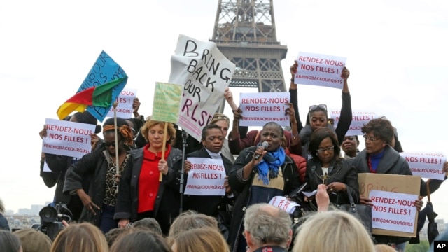 Biểu tình trước tháp Eiffel, Pháp, kêu gọi đưa các nữ sinh trở về an toàn