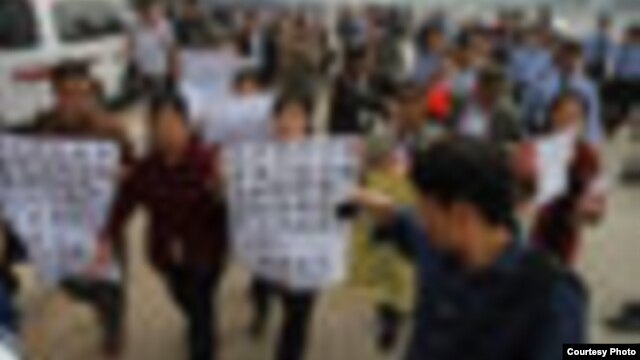 聂树斌母亲张焕枝跟众多声援者一起在法院外面要求公平正义。（微博图片）