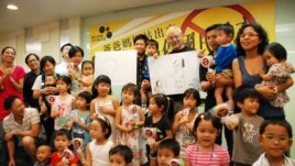 小朋友手持印有「停」字的波板(球拍)糖，呼籲當局停止洗腦式國民教育
