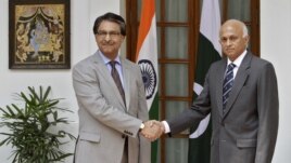 Indian Foreign Secretary Ranjan Mathai (R) shakes hands with his Pakistani counterpart Jalil Abbas Jilani during a photo opportunity in New Delhi, July 4, 2012. 