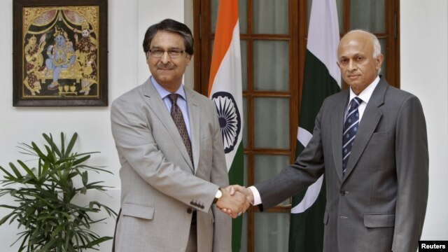 Indian Foreign Secretary Ranjan Mathai (R) shakes hands with his Pakistani counterpart Jalil Abbas Jilani during a photo opportunity in New Delhi, July 4, 2012. 