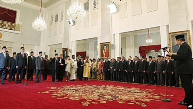 This handout photo received and taken on October 19, 2011 by the presidential office shows Indonesia President Susilo Bambang Yudhoyono (R) swearing in his new cabinet ministers at the State Palace in Jakarta.