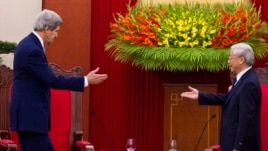 Ngoại trưởng John Kerry gặp Tổng bí thư Nguyễn Phú Trọng cuối năm 2013.